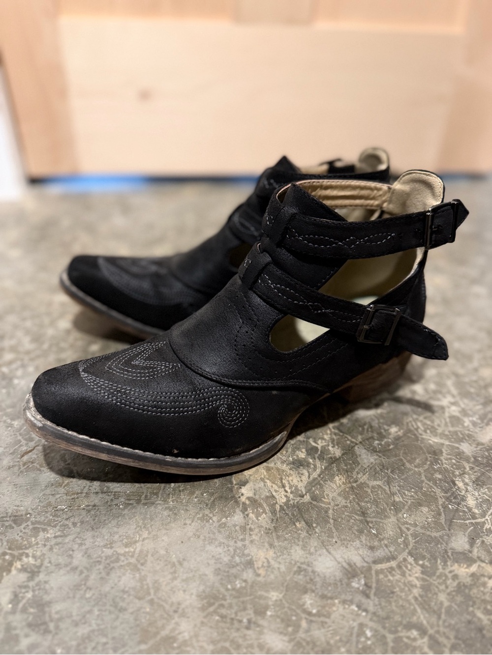 Roper Black Cutout Western-Inspired Ankle Booties - Picture 4 of 4